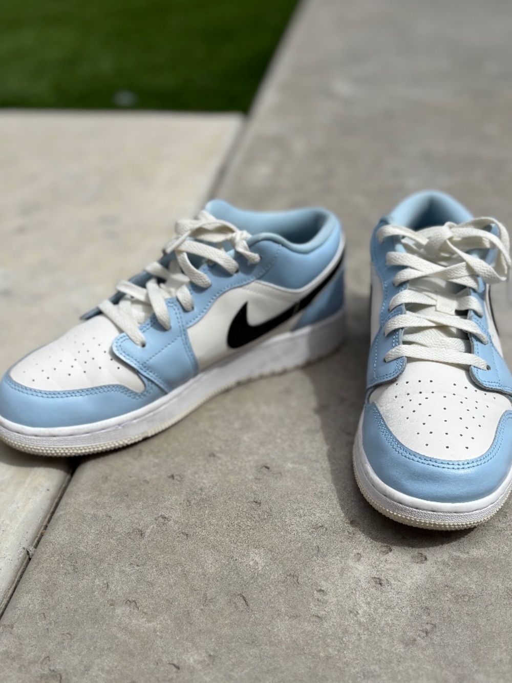 UNC AIR JORDAN 1 LOW UNIVERSITY BLUE- Women's 8.5/Men's 7-EUC